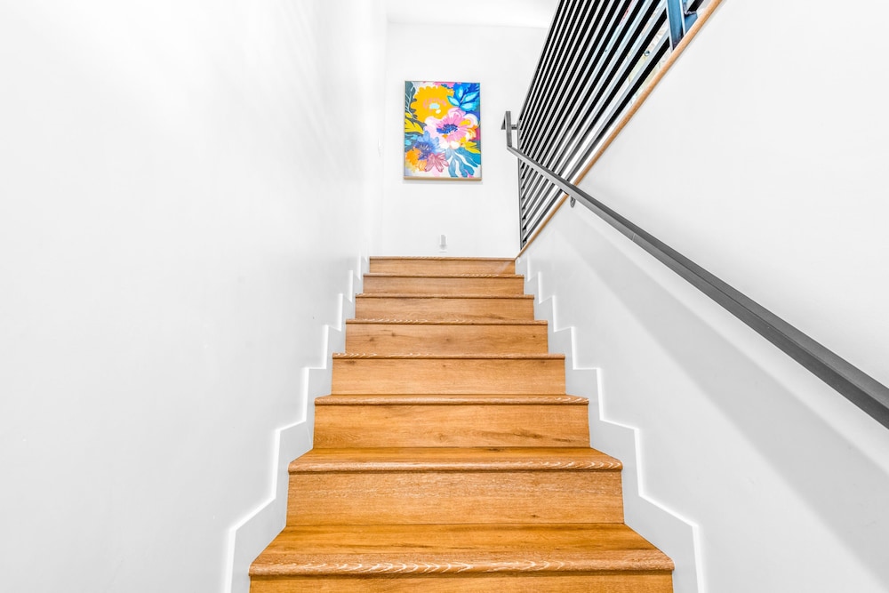Stylish Sherman Oaks Townhouse W/ 3 Master Suites view 2