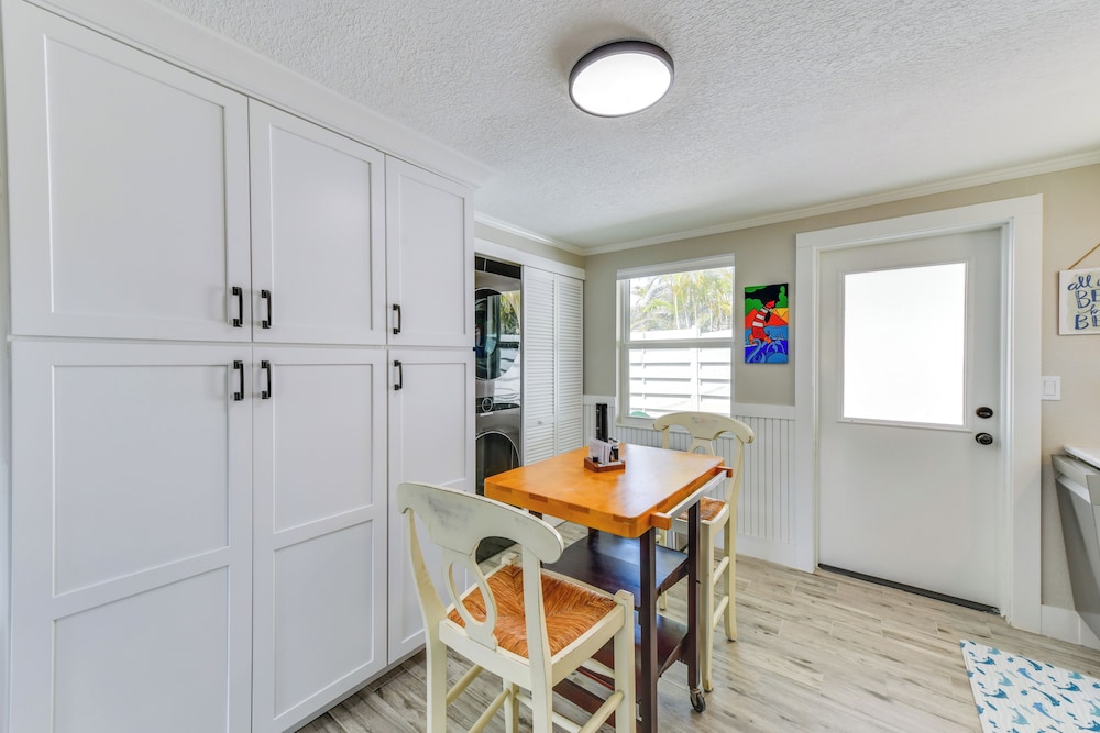 Fish, Swim & Unwind: Anna Maria Apt Steps to Beach
