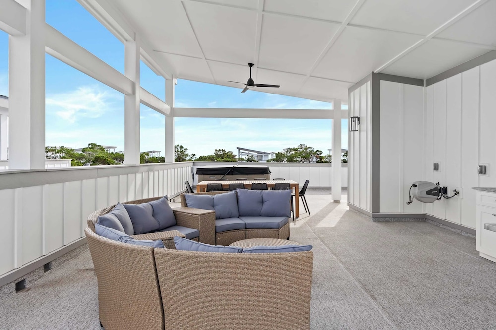 Sea Dweller by Avantstay Rooftop Spa + Gulf View Golf Cart, Pool