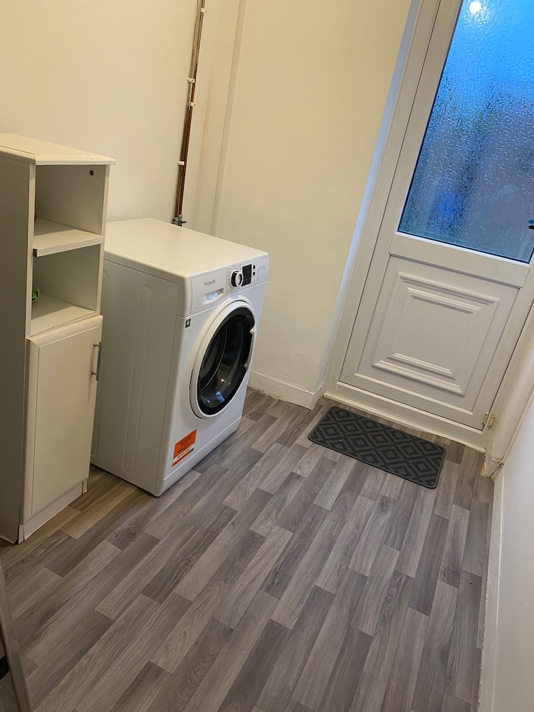 3-bed House - Garden & 30 Mins to Central London