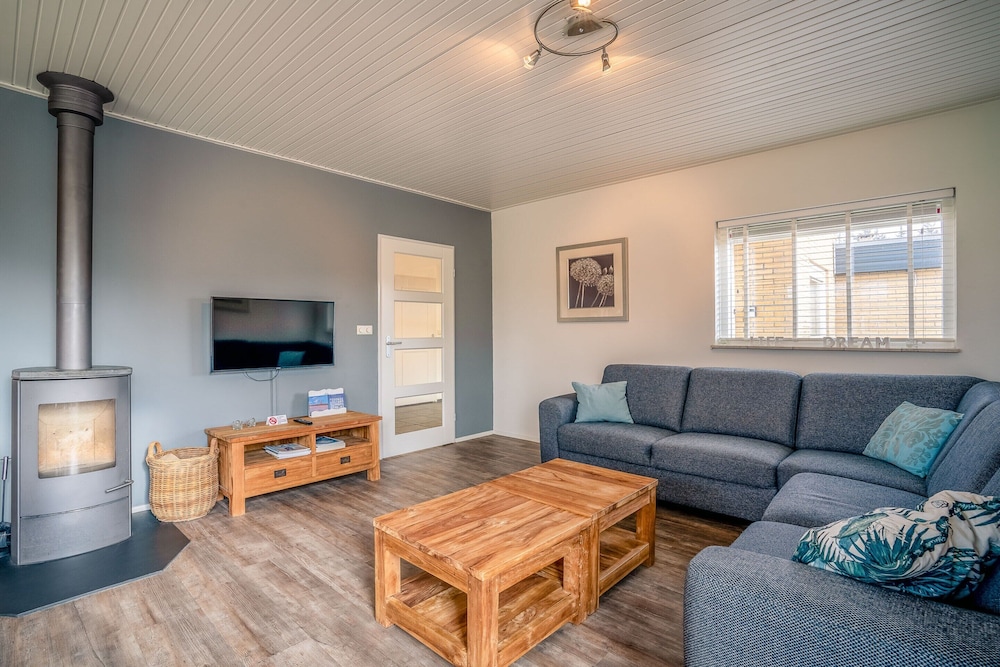 Modernly Furnished 6-person Bungalow in the Seaside Resort of De Koog