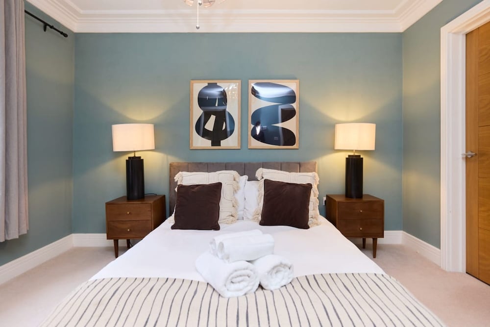 The Ascot Escape - Stylish 4bdr With Courtyard