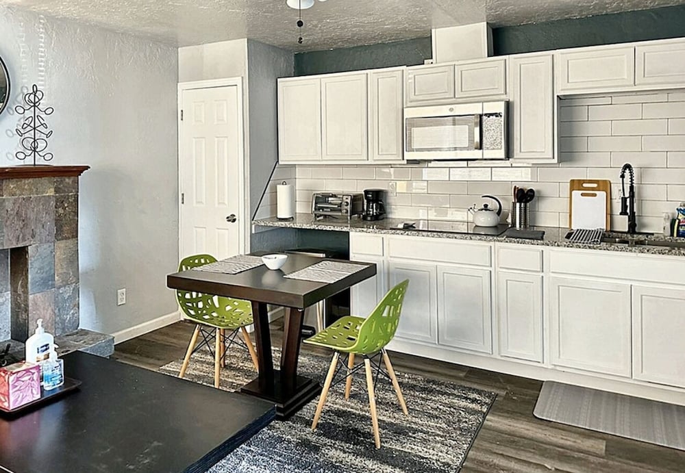 Clean Cozy 1-bedroom Near Plaza District 32C