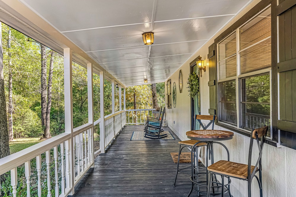 2BR Dog-friendly Home Near Lake w/ Fire Pit