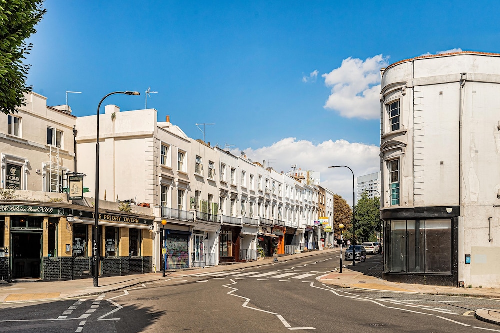 Charming one Bedroom Flat Near Maida Vale by Underthedoormat