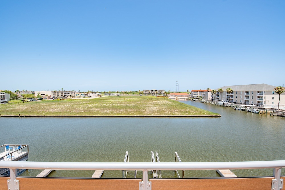 Waterfront Condo With Rooftop + Pool + Boat Slips