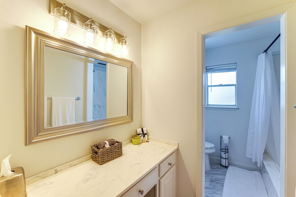 Near Shops & Eats: Commuter-friendly Fwtx Home