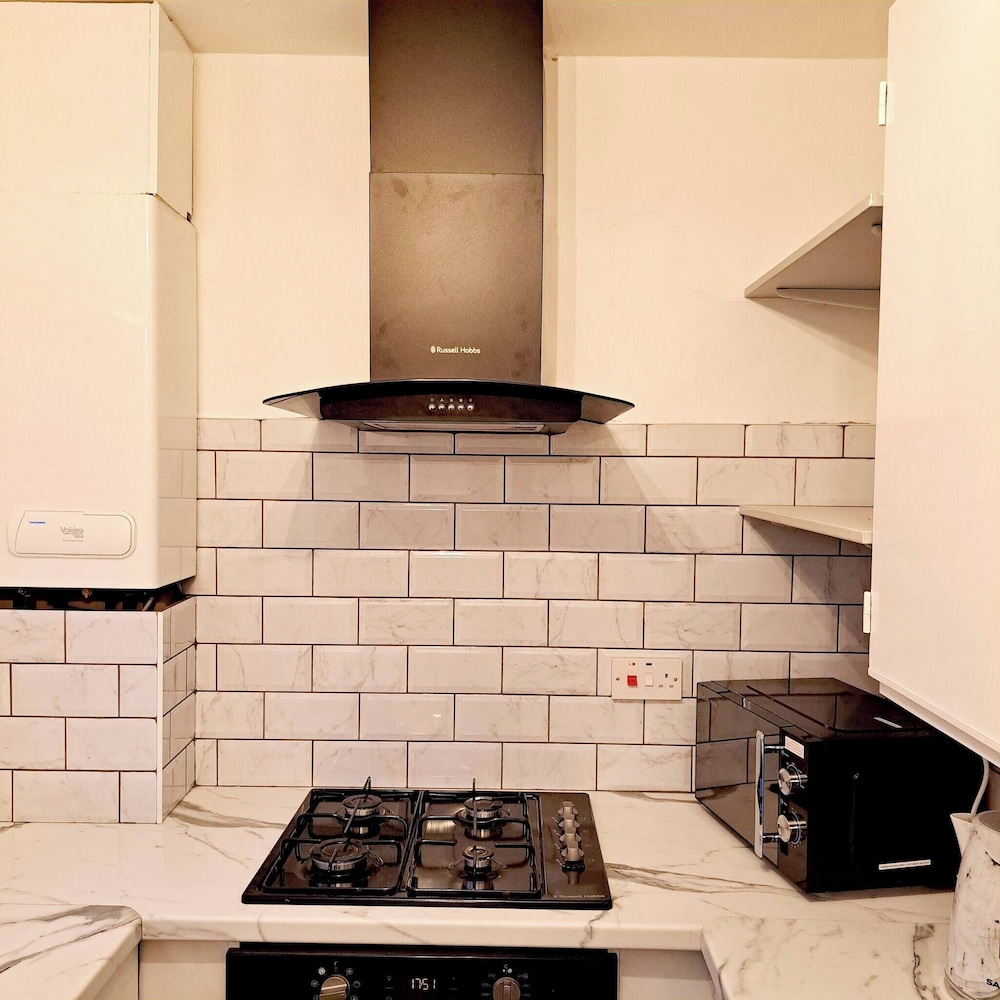 Cozy 2BR Home Pets Welcome Free Parking & Wifi