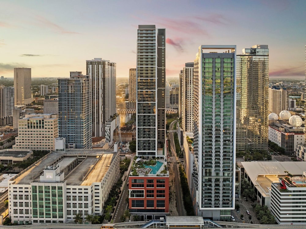 Lux Studio W City Views and Pool