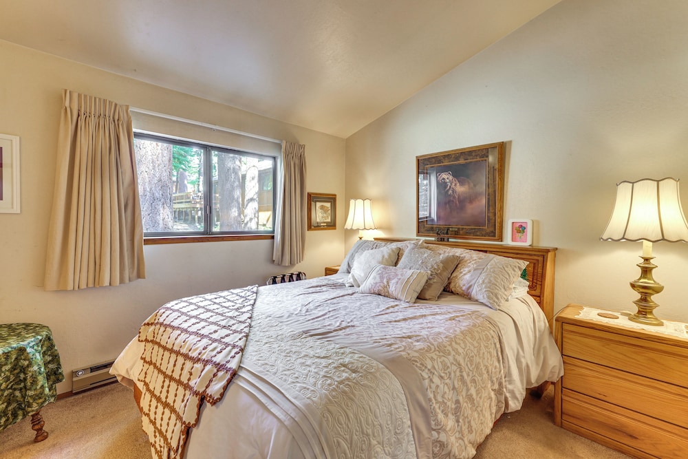 Quiet Truckee Retreat w/ Deck, 5 Mi to Donner Lake