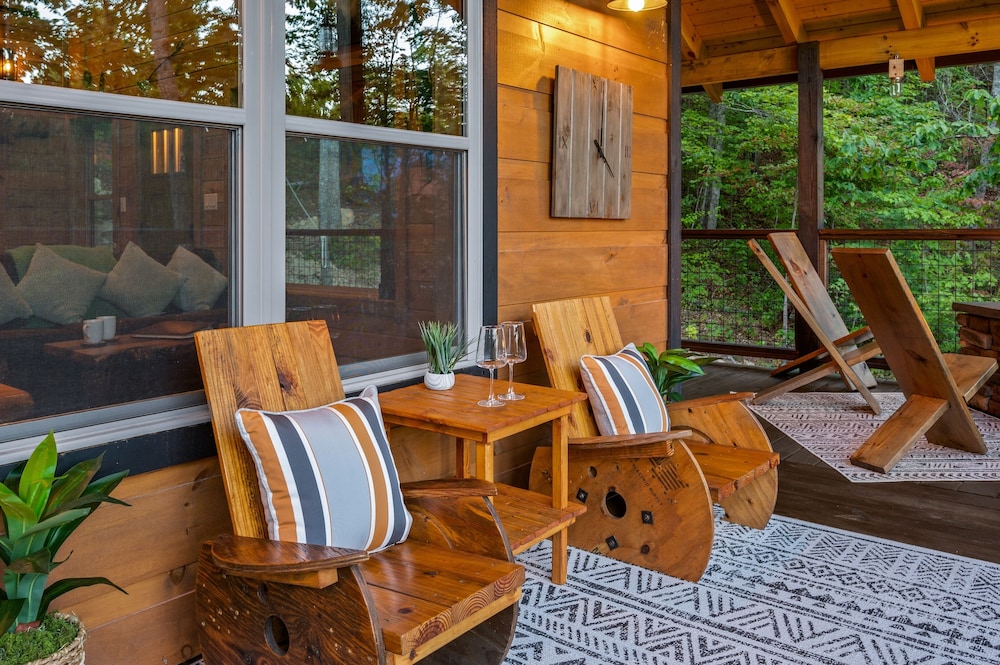 Goodness Gracious 3 Bedroom Cabin by RedAwning - Property Image 17