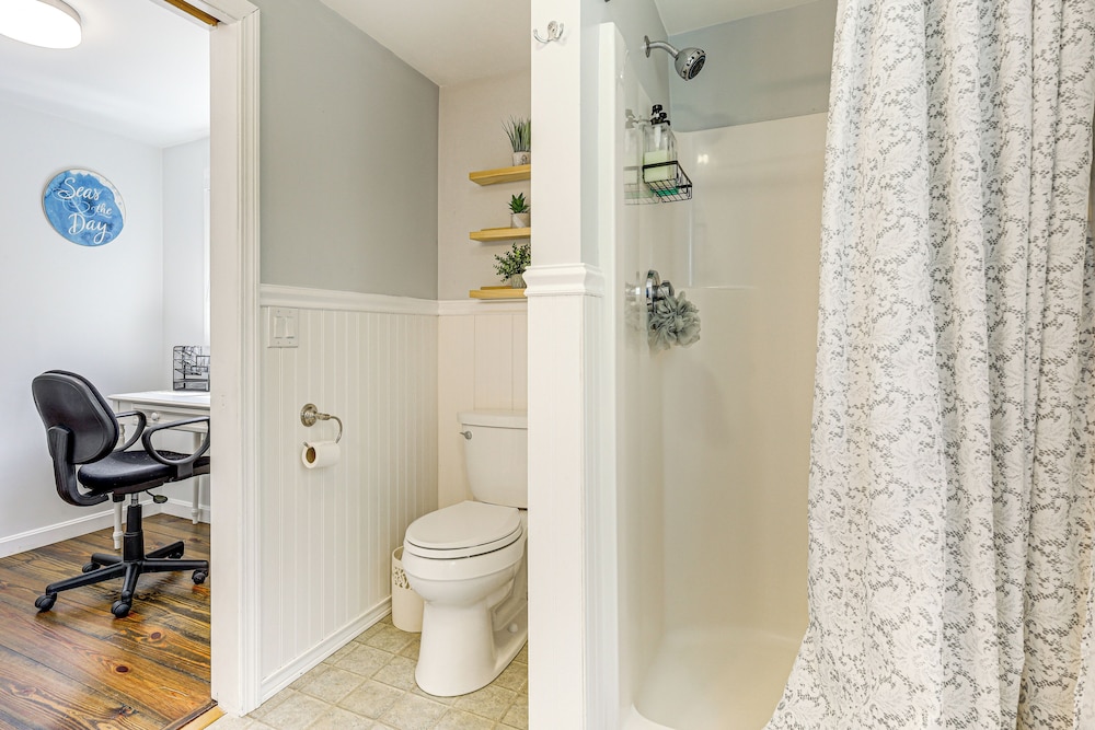 3 Mi to Mashpee Commons: Family Home w/ Fireplace