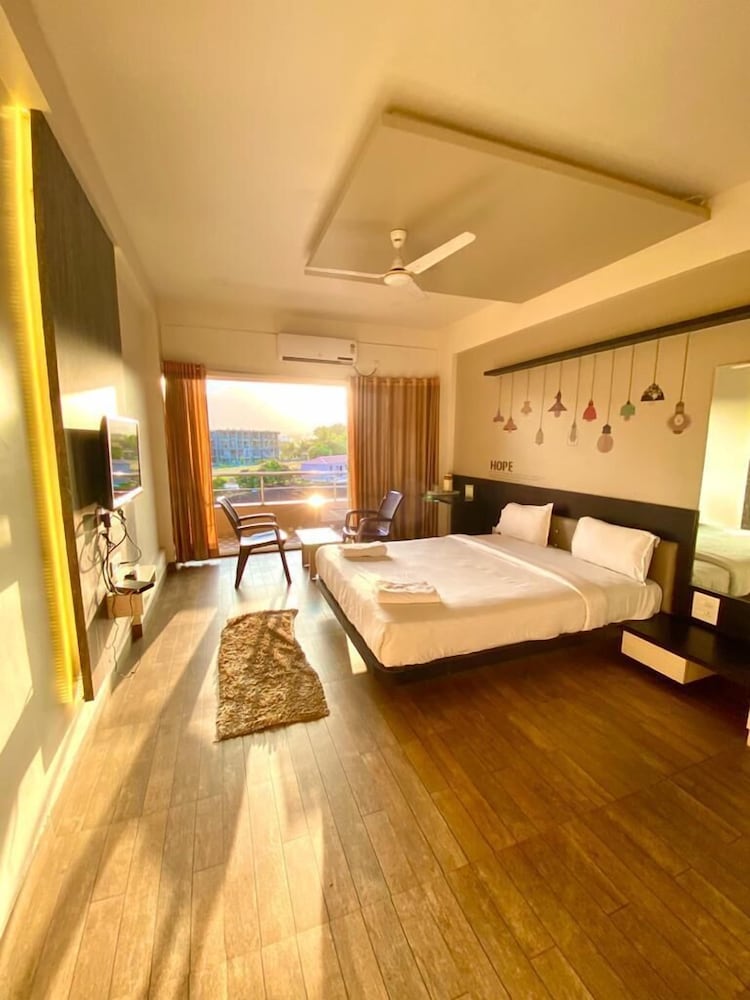 Hotel Srushti Regency