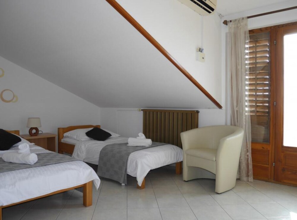 Dugi Rat Seaside Apartments