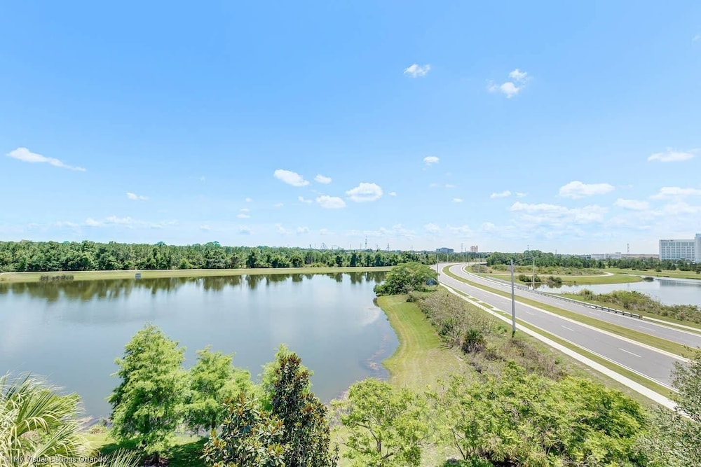 Stylish and Contemporary Vista Cay Hideaway - Lake View 3bd/2ba #3vc4126