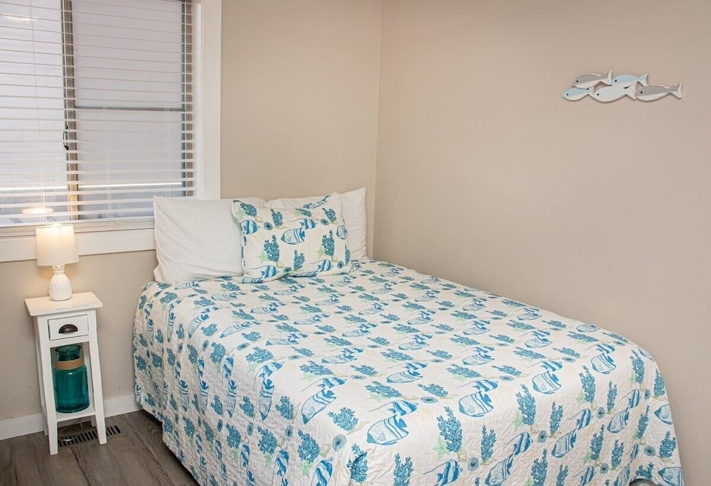 Shipwatch D104 2 Bedroom Condo