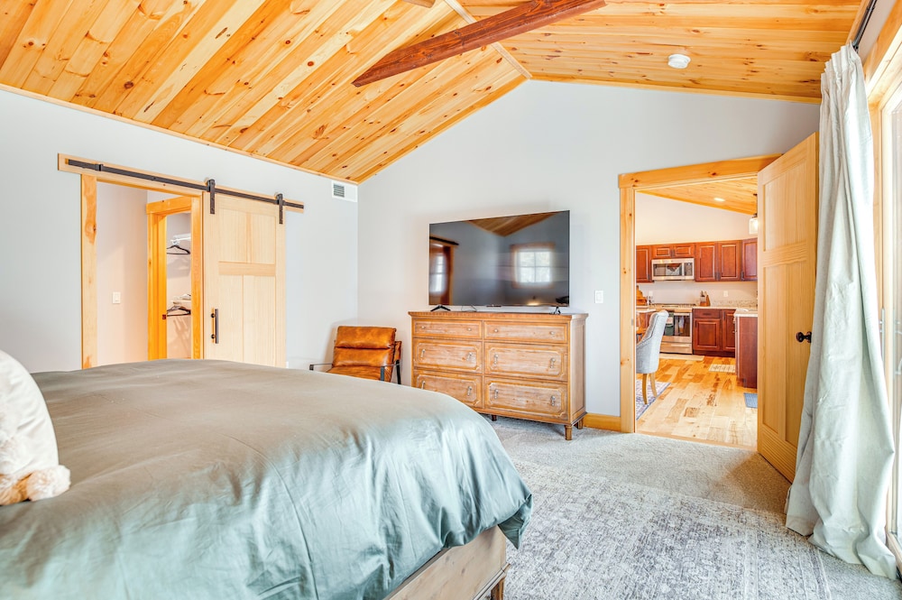 6 Mi to Lake Winnipesaukee: New Hampshire Home