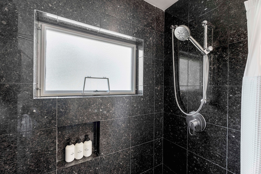 Corner Unit - AC & Wifi - Concierge Included - Vrkcv
