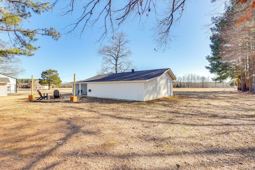 Pet-friendly Studio w/ Yard & Fire Pit in Vilonia!