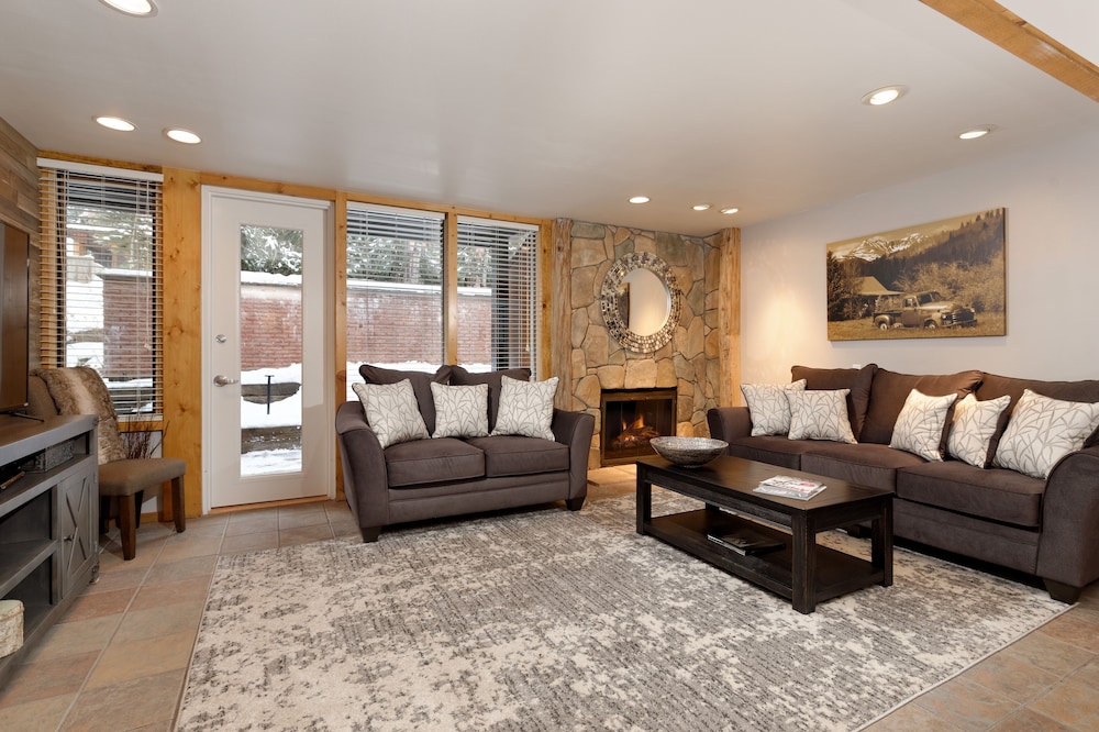 Fifth Avenue Condominiums by Frias