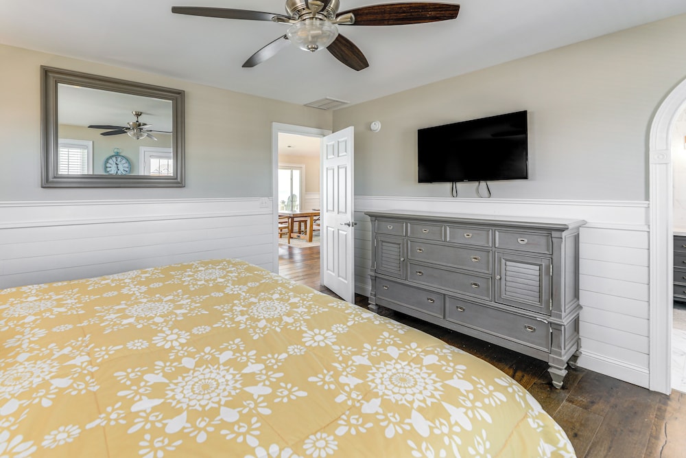 Hot Tub & Decks: North Topsail Beach Home