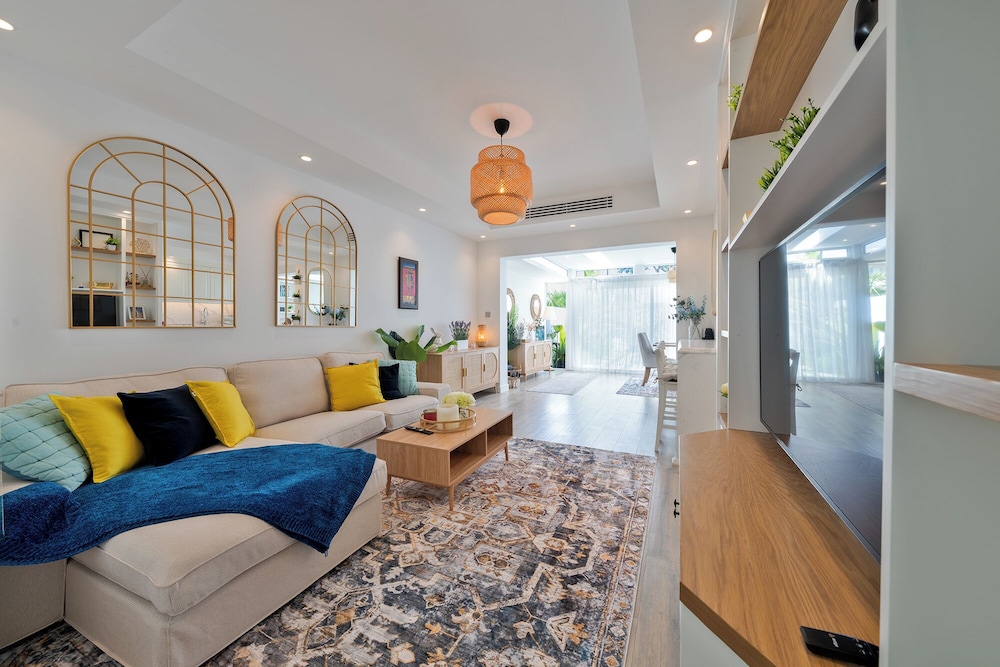 Luxury Short Term Stay 2BHK plus Maids - RANCHES