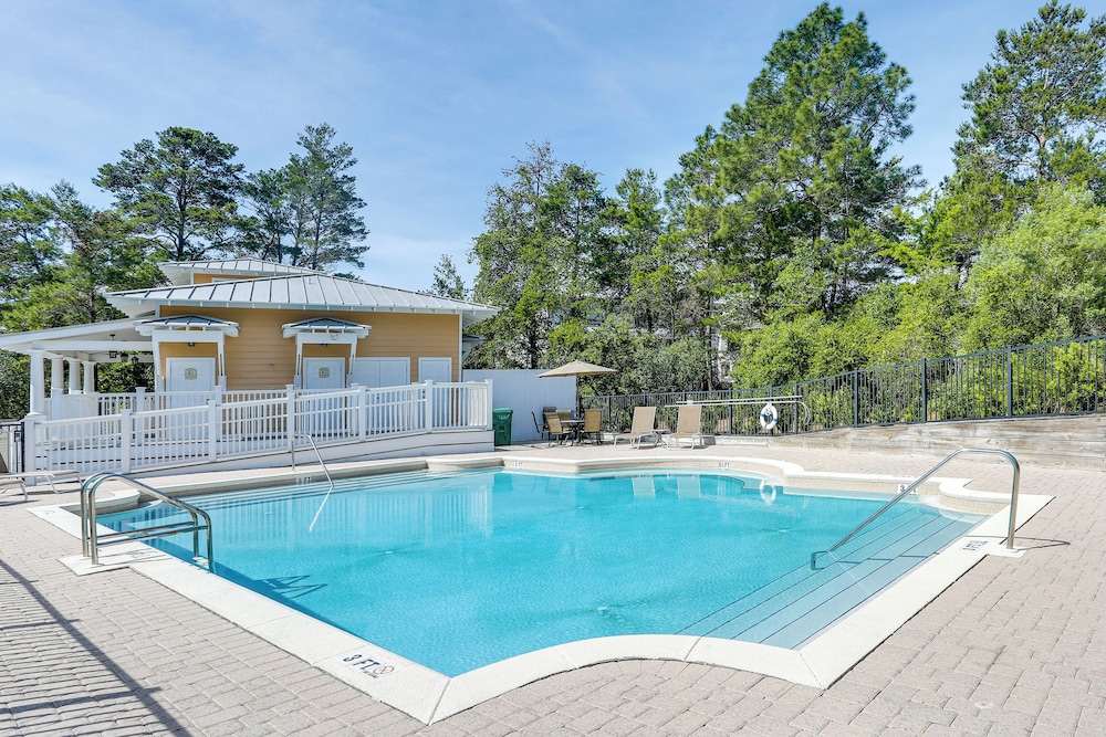 Family-friendly Santa Rosa Home: Walk to Beach!