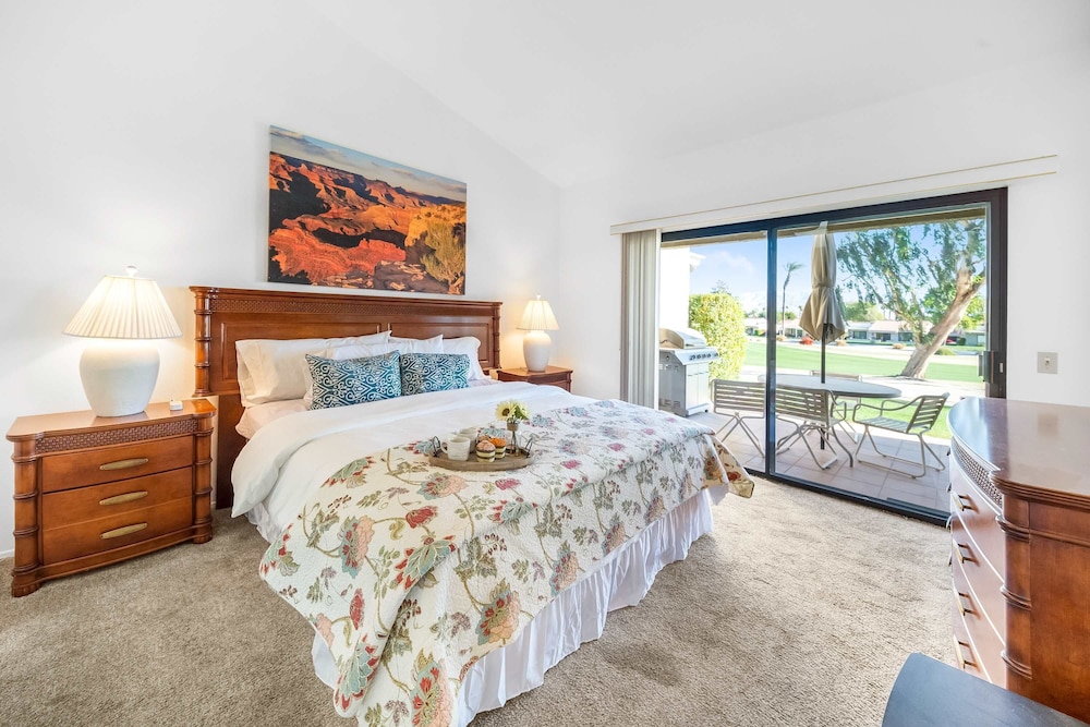 Charming Condo With Golf Course View