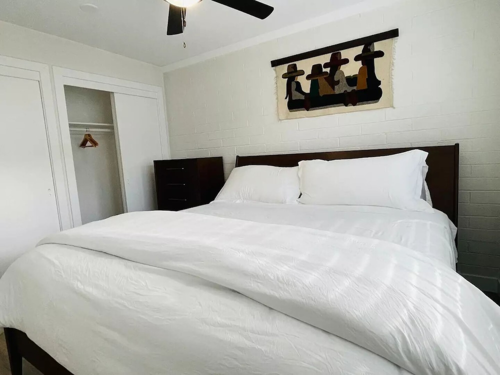 Walkable OTS Mid Century Condo-Pool