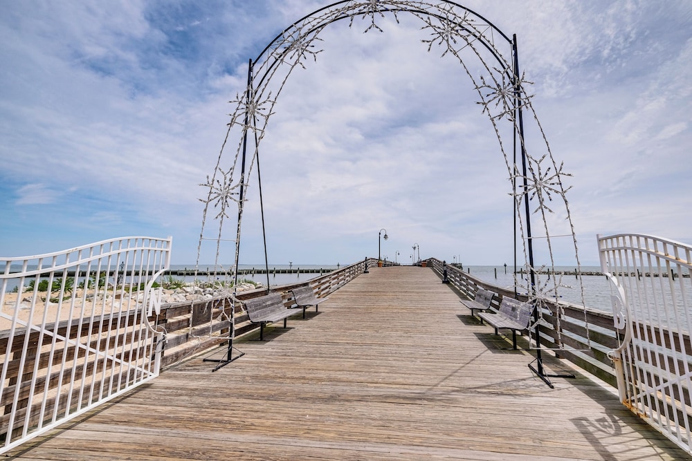 1 Mi to Boardwalk: Convenient North Beach Apt!