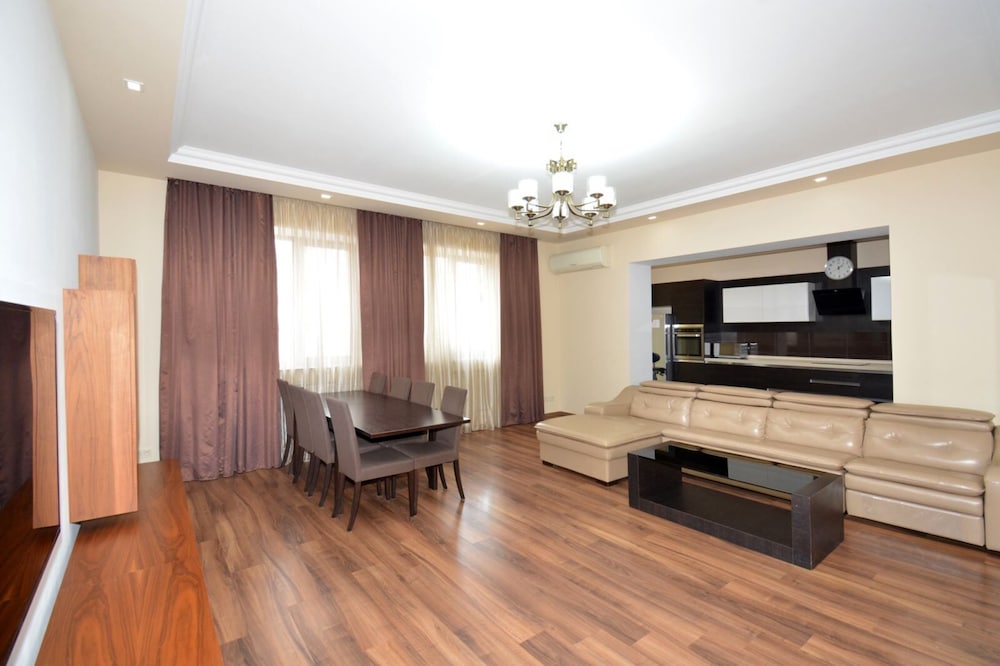 Apartment by Luxe Group DI888