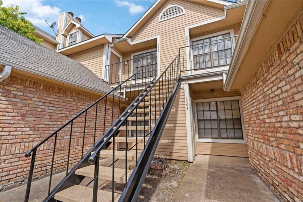Upscale 1BR Condo in Med Center