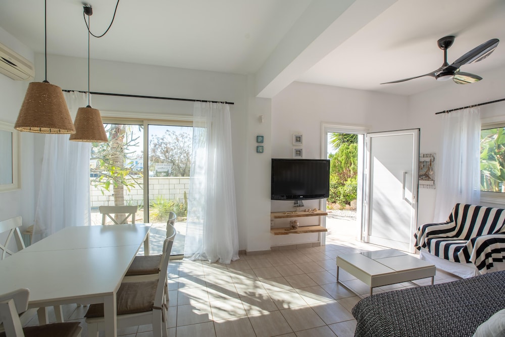Phaedrus Living Luxury Villa Oceania