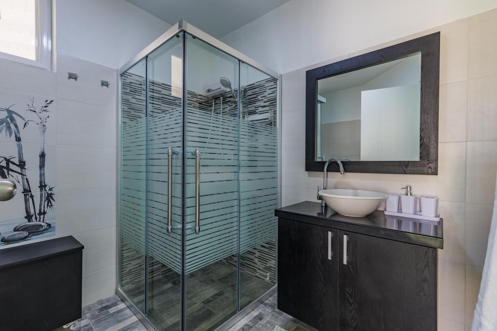 NEW Modern Stylish 6BR 6BA Villa Near Palmbeach