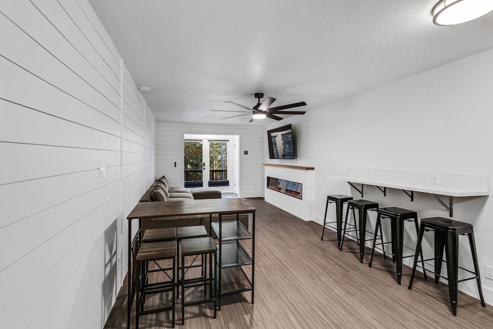 Beaver Vacations - Beautiful Ski-in/ski-out Condo Located On The Eagle Point Resort! 1 Bedroom Condo by RedAwning - Property Image 10