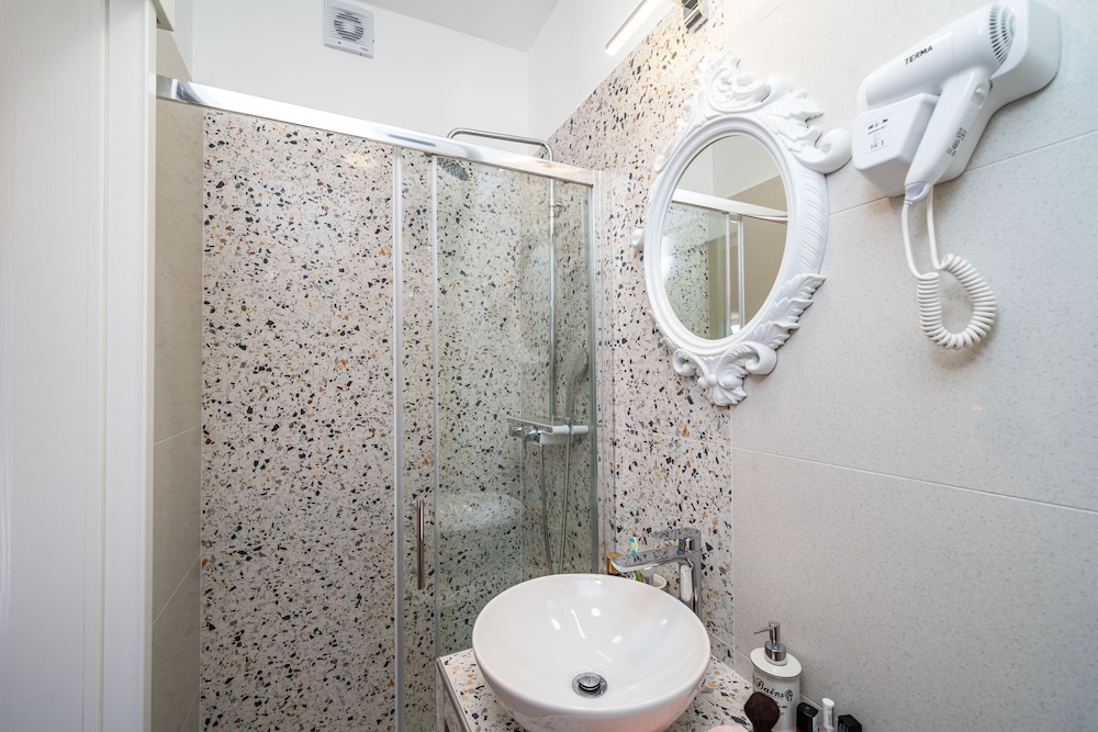 Jele Rooms