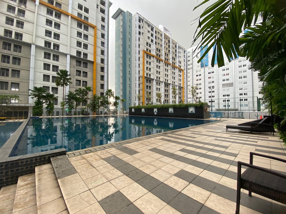 Spacious and Homey Studio Room Paramount Skyline Apartment