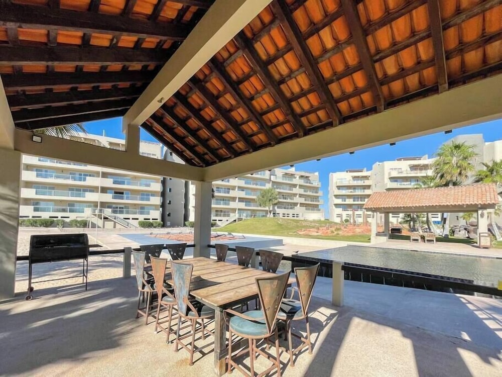 Admire Sea View From a Stunning Condo