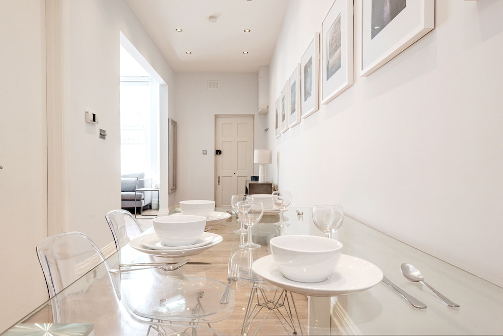Stunning Home Near Earl's Court by Underthedoormat