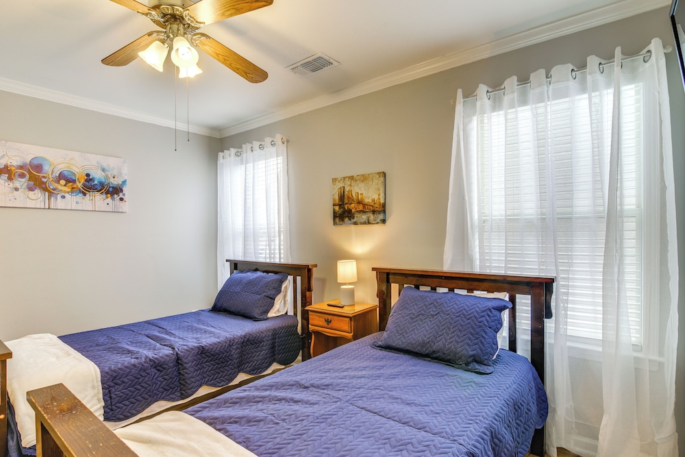 3 Mi to Dtwn Memphis: Charming Family Home!