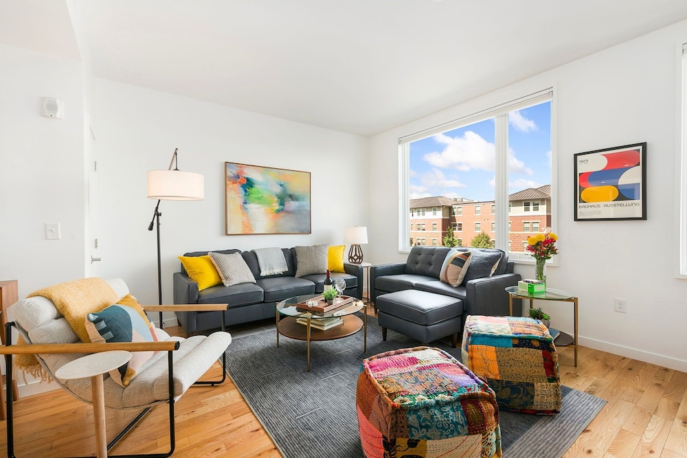 The Overlook - Luxe Old Town Condo w/ King Suite