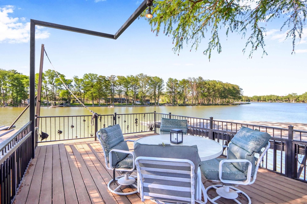 Beautiful and Relaxing Lakefront Getaway
