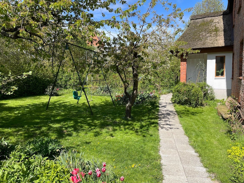 Retreat With Garden & Family Amenities