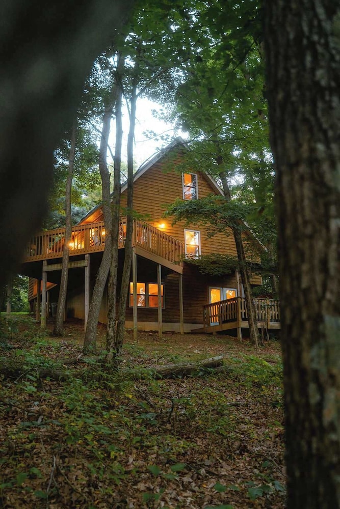Cheerful Two Bdrm Cabin With Hot Tub & Pet Friendly