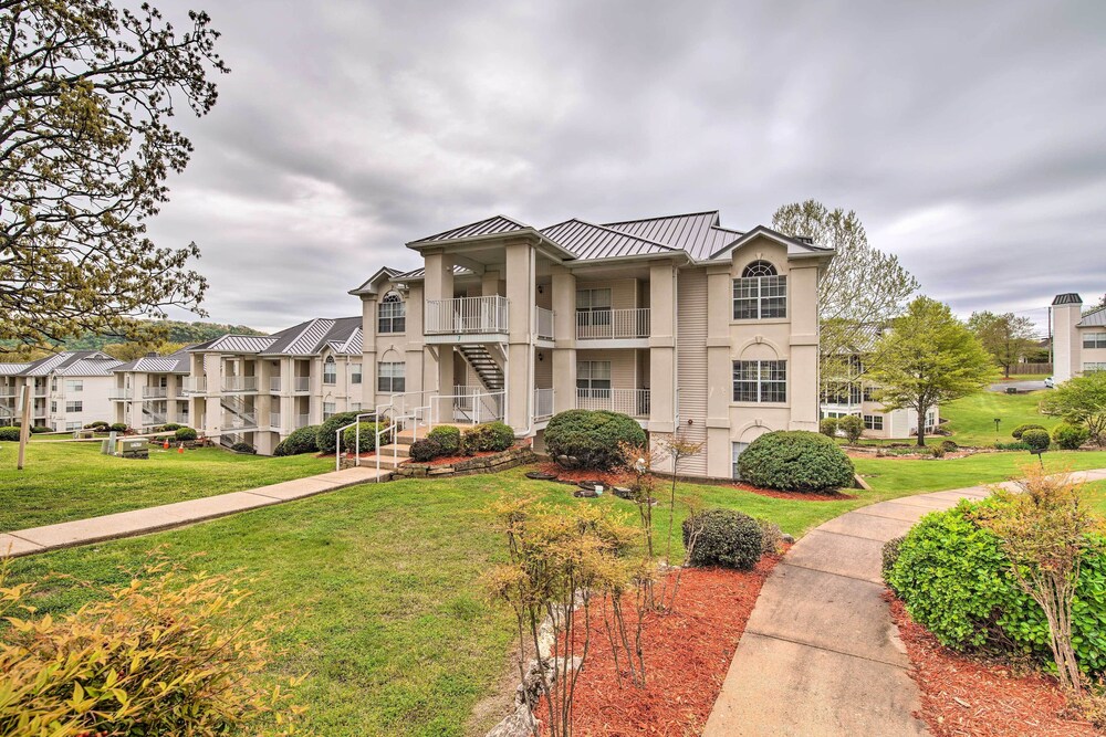 Cozy + Deluxe Branson Condo: Balcony & Pool Access view 4