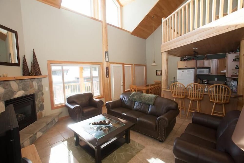 Creekview Court by Apex Accommodations - Image 1