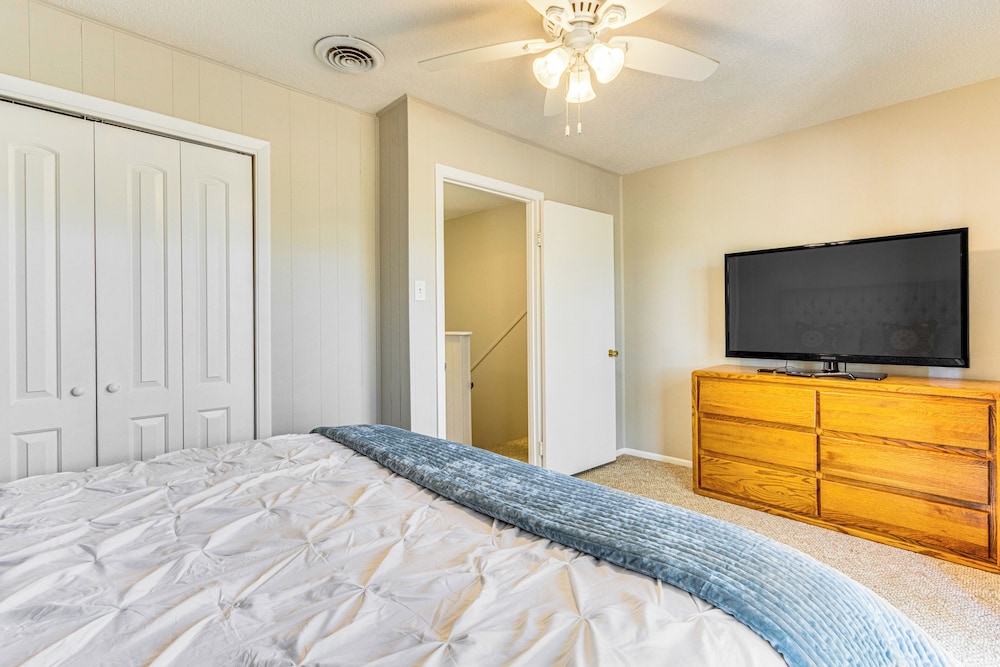 4 Mi to Greers Ferry Lake: Condo w/ Deck & Balcony