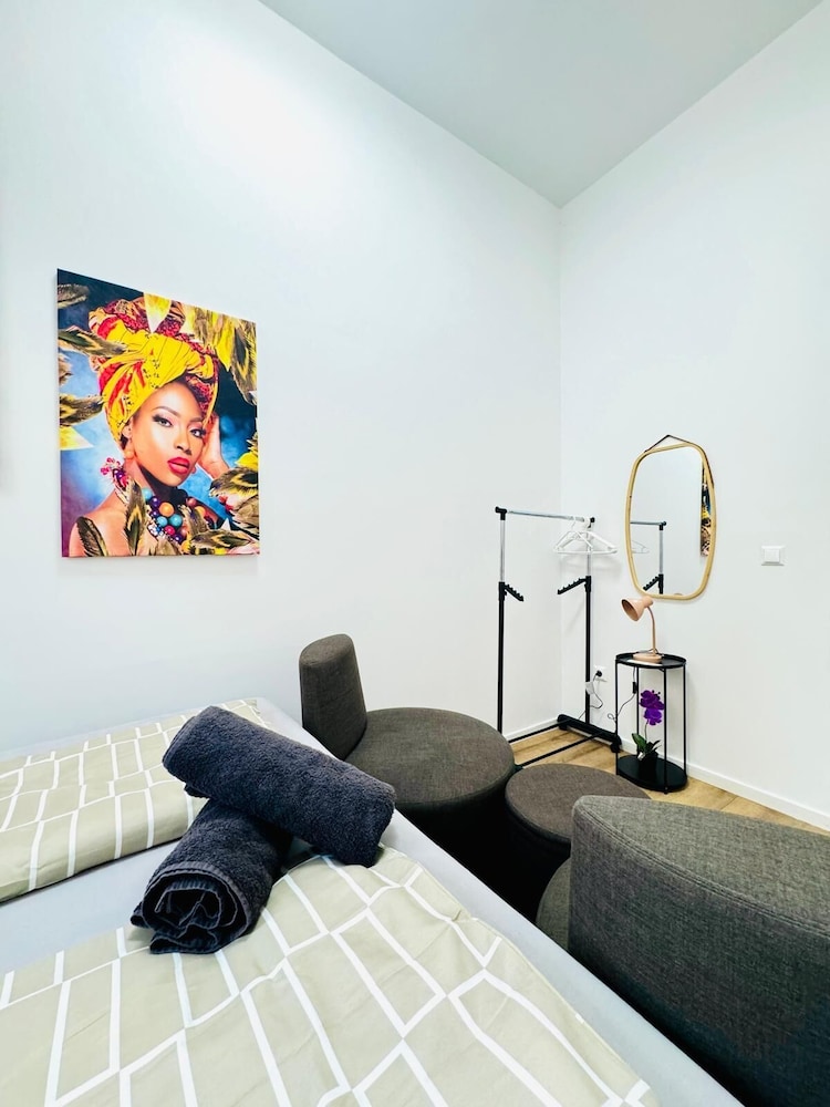 Family 9BR Apartment Near Augarten