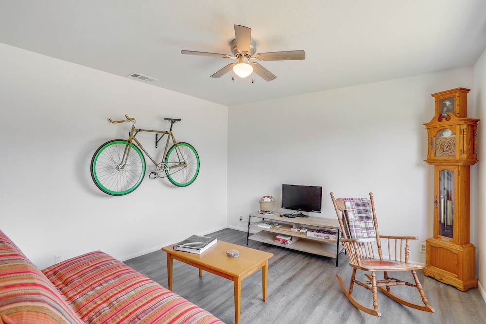 11 Mi to Arcata Bay: Home w/ Garden in Blue Lake!