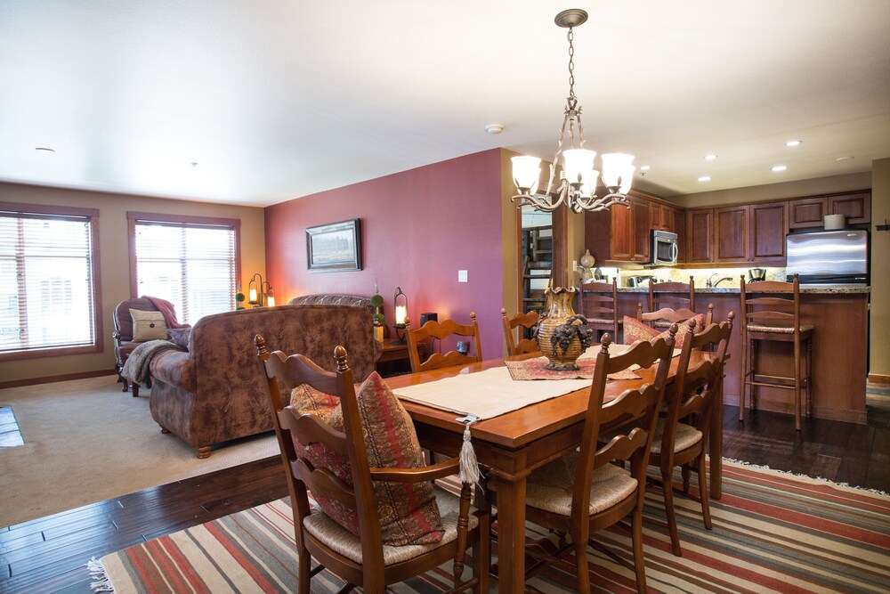 3409 - Two Bedroom Deluxe Powderhorn Lodge 2 Condo by RedAwning view 4
